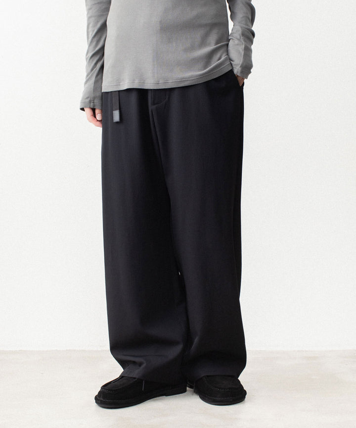 ATTACHMENT アタッチメントのWASHABLE HIGH TWIST GABARDINE EASY BUCKLE BALLOON TROUSERS - BLACKの公式通販サイトsession福岡セレクトショップ