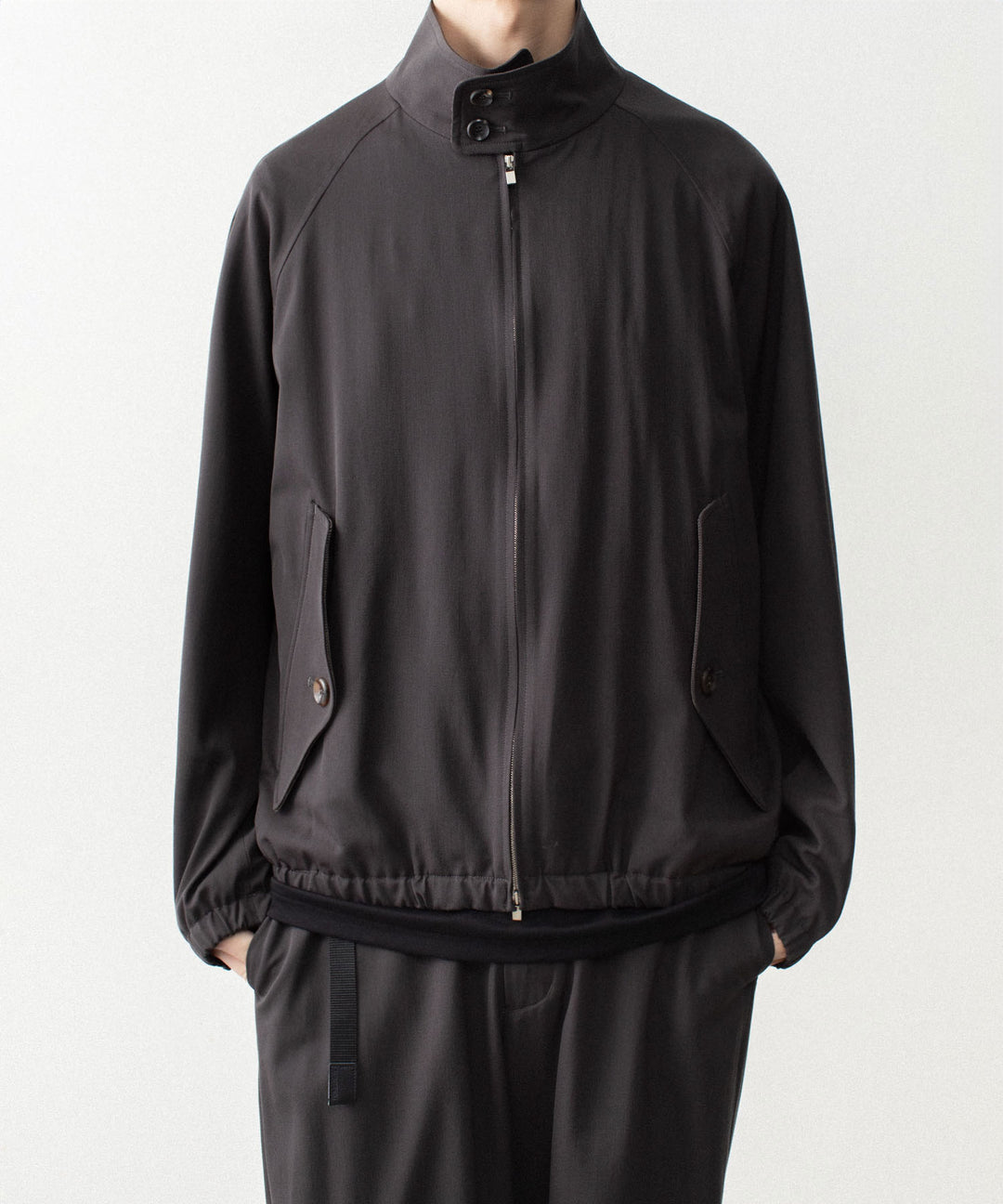 ATTACHMENT アタッチメントのWASHABLE HIGH TWIST GABARDINE HARRINGTON JACKET - KHAKI GRAYの公式通販サイトsession福岡セレクトショップ