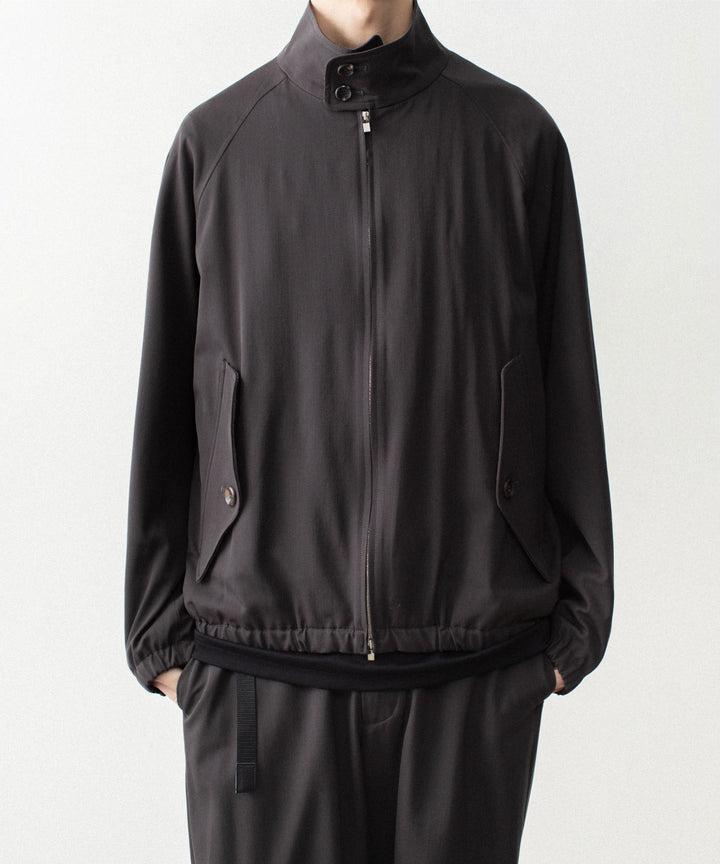 ATTACHMENT アタッチメントのWASHABLE HIGH TWIST GABARDINE HARRINGTON JACKET - KHAKI GRAYの公式通販サイトsession福岡セレクトショップ