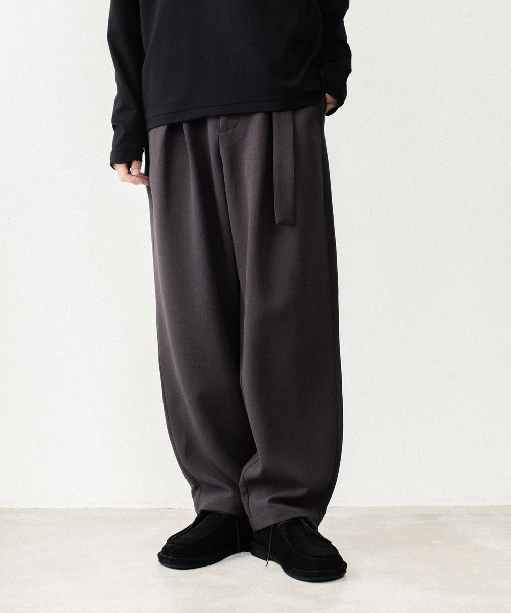 ATTACHMENT アタッチメントのPE STRETCH DOUBLE CLOTH CROSS TUCK TROUSERS - D.KH GRAYの公式通販サイトsession福岡セレクトショップ