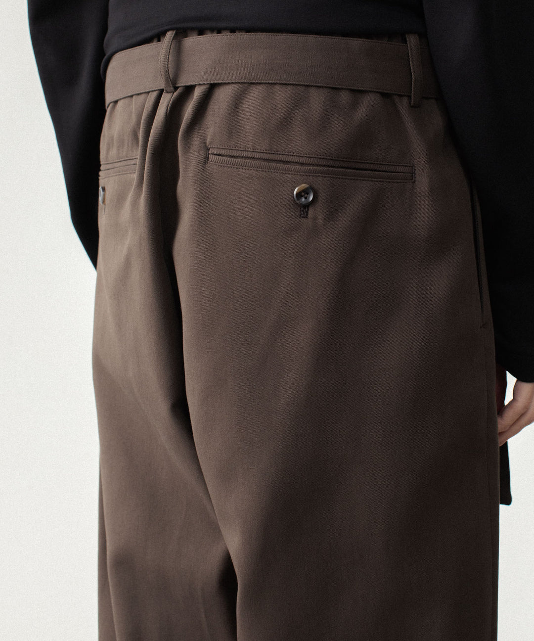 ATTACHMENT アタッチメントのCO/TEN POWDERY DOUBLE CROTH BELTED WIDE TROUSERS - D.BROWNの公式通販サイトsession福岡セレクトショップ