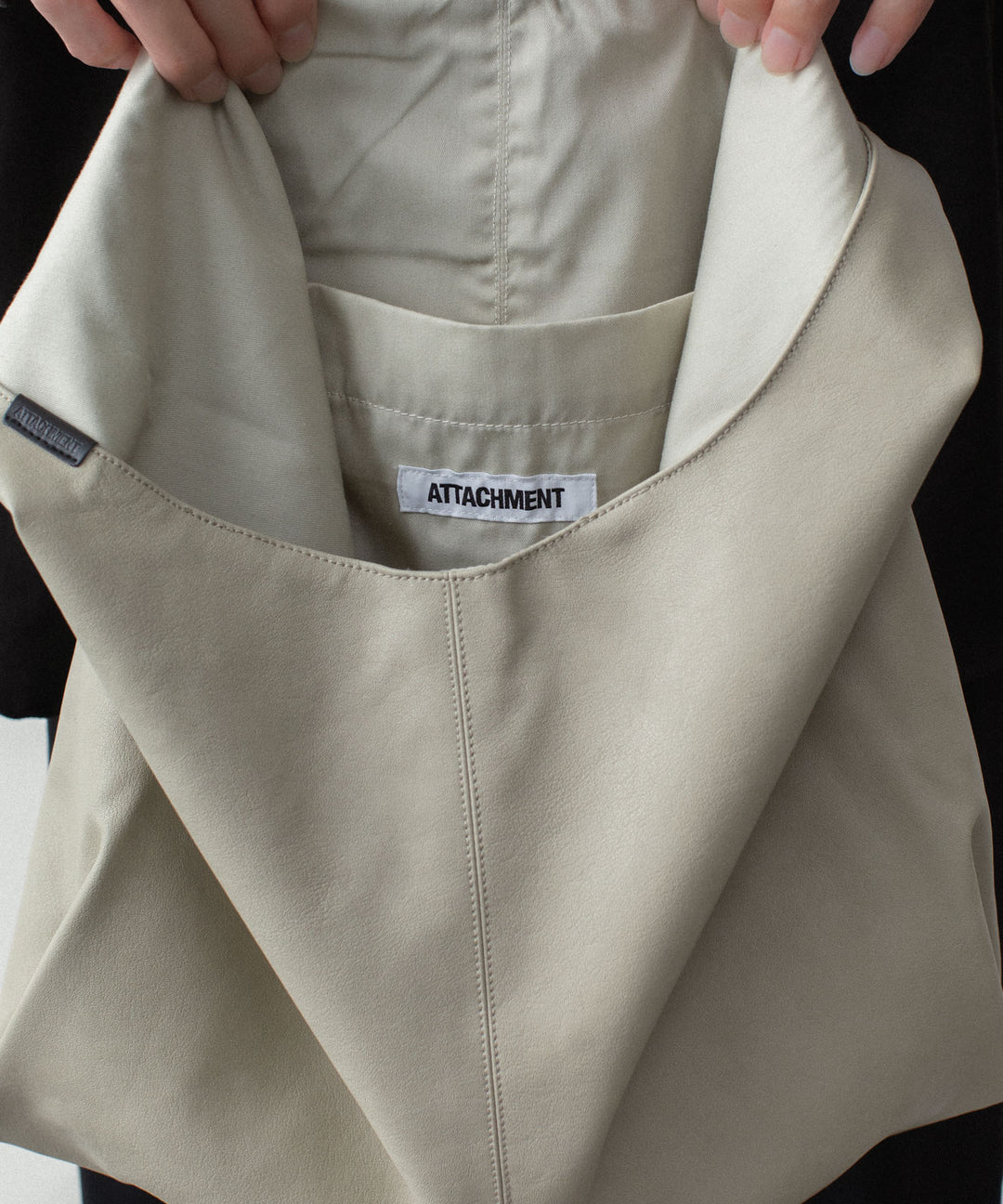 ATTACHMENT アタッチメントのSYNTHETIC LEATHER SMALL SHOPPING BAG - L.BEIGEの公式通販サイトsession福岡セレクトショップ