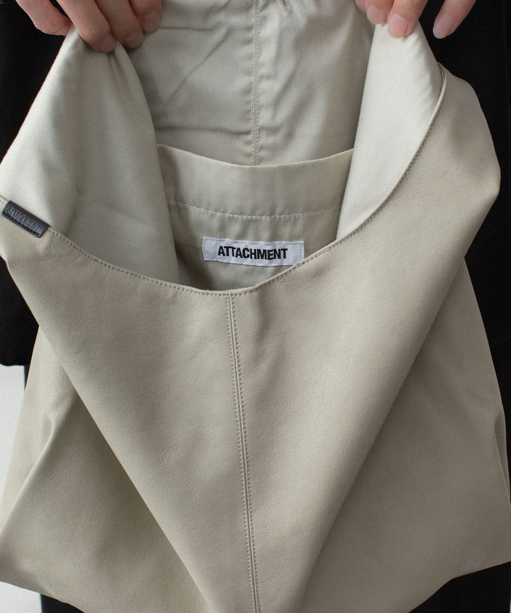 ATTACHMENT アタッチメントのSYNTHETIC LEATHER SMALL SHOPPING BAG - L.BEIGEの公式通販サイトsession福岡セレクトショップ