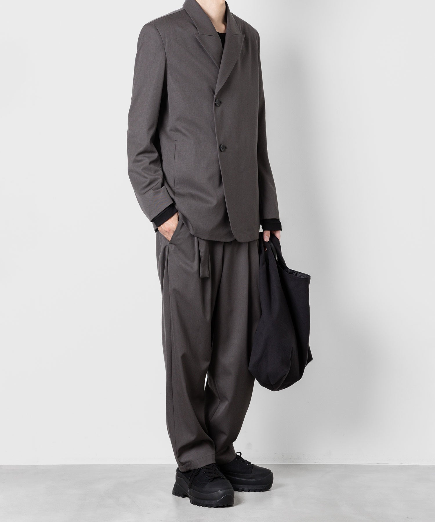 ATTACHMENT(アタッチメント)のWO GABARDINE BELTED TAPERED FIT TROUSERSのD.GRAY