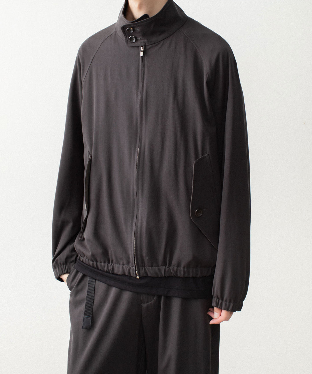 ATTACHMENT アタッチメントのWASHABLE HIGH TWIST GABARDINE HARRINGTON JACKET - KHAKI GRAYの公式通販サイトsession福岡セレクトショップ
