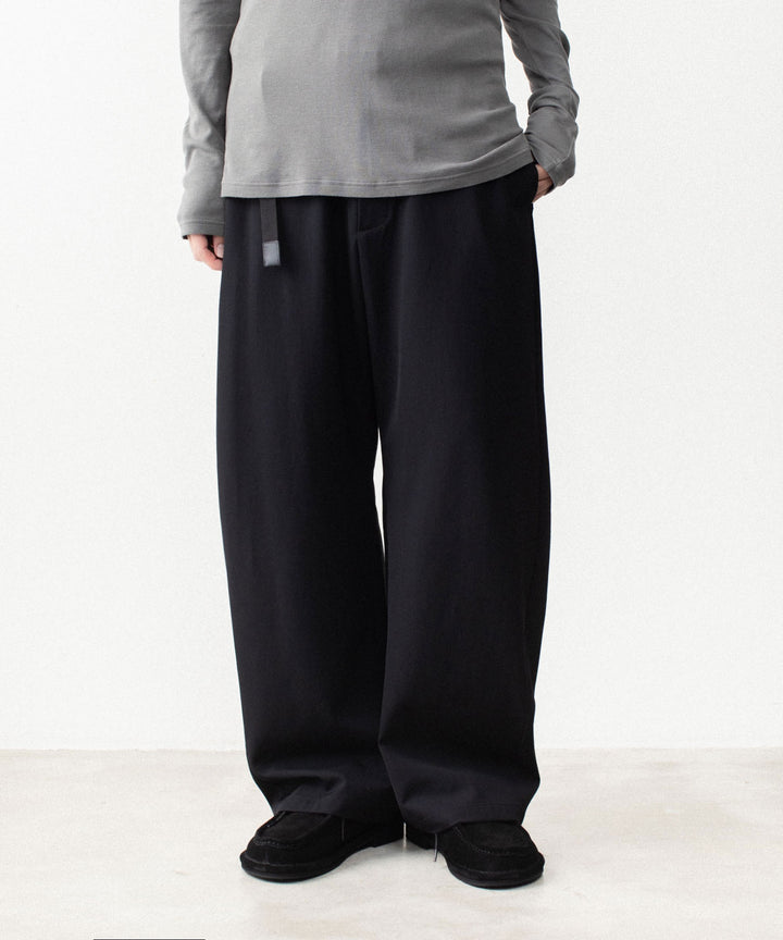 ATTACHMENT アタッチメントのWASHABLE HIGH TWIST GABARDINE EASY BUCKLE BALLOON TROUSERS - BLACKの公式通販サイトsession福岡セレクトショップ