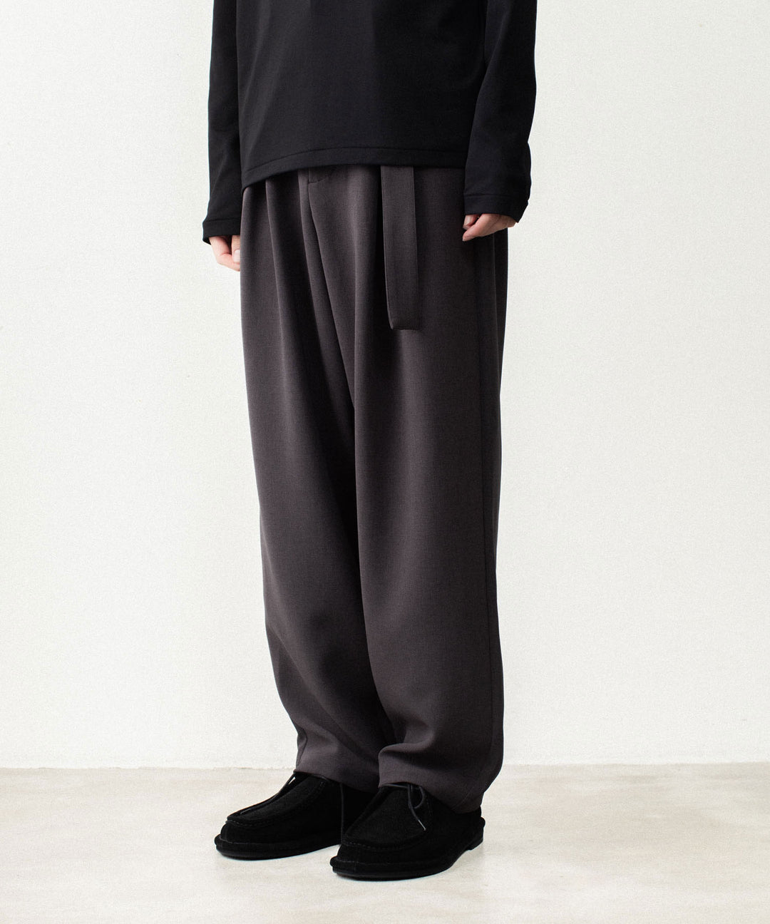 ATTACHMENT アタッチメントのPE STRETCH DOUBLE CLOTH CROSS TUCK TROUSERS - D.KH GRAYの公式通販サイトsession福岡セレクトショップ