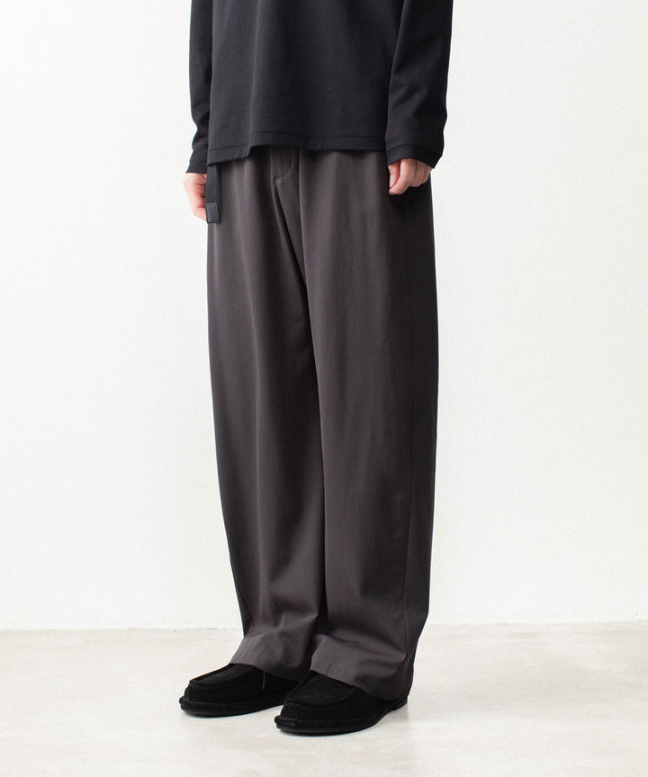 ATTACHMENT アタッチメントのWASHABLE HIGH TWIST GABARDINE EASY BUCKLE BALLOON TROUSERS - KHAKI GRAYの公式通販サイトsession福岡セレクトショップ