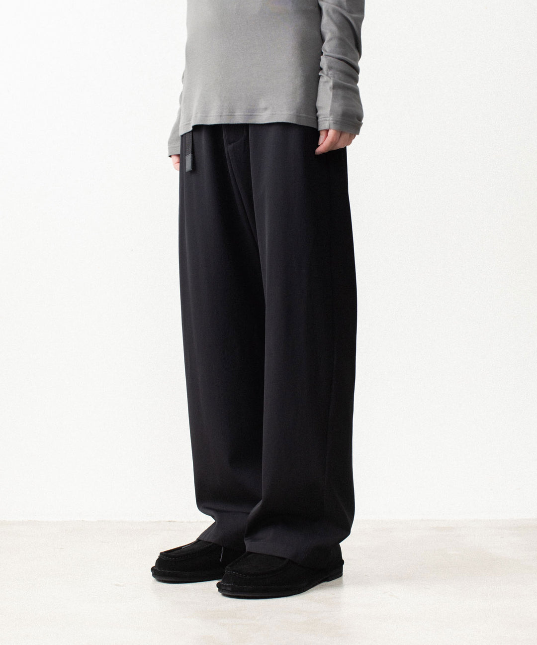 ATTACHMENT アタッチメントのWASHABLE HIGH TWIST GABARDINE EASY BUCKLE BALLOON TROUSERS - BLACKの公式通販サイトsession福岡セレクトショップ