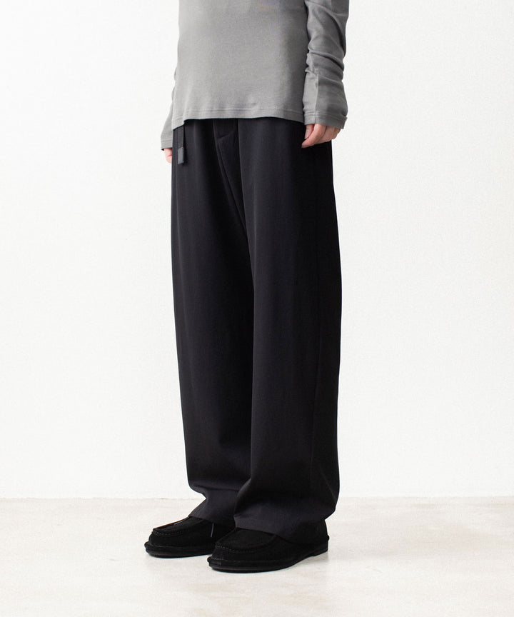 ATTACHMENT アタッチメントのWASHABLE HIGH TWIST GABARDINE EASY BUCKLE BALLOON TROUSERS - BLACKの公式通販サイトsession福岡セレクトショップ