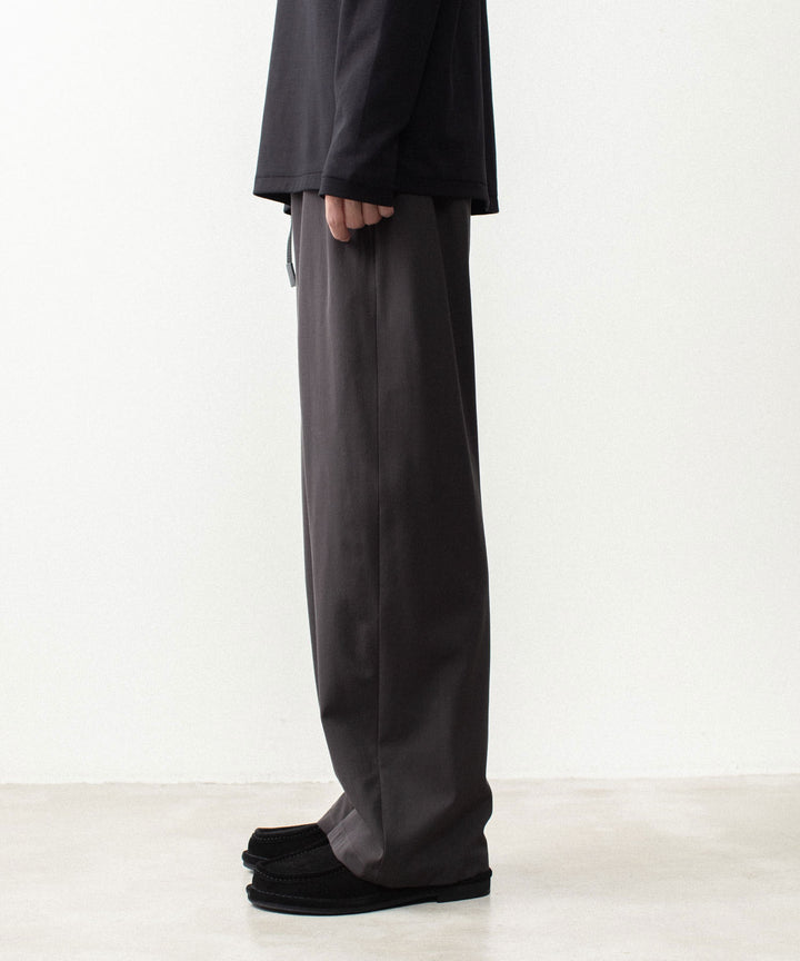 ATTACHMENT アタッチメントのWASHABLE HIGH TWIST GABARDINE EASY BUCKLE BALLOON TROUSERS - KHAKI GRAYの公式通販サイトsession福岡セレクトショップ