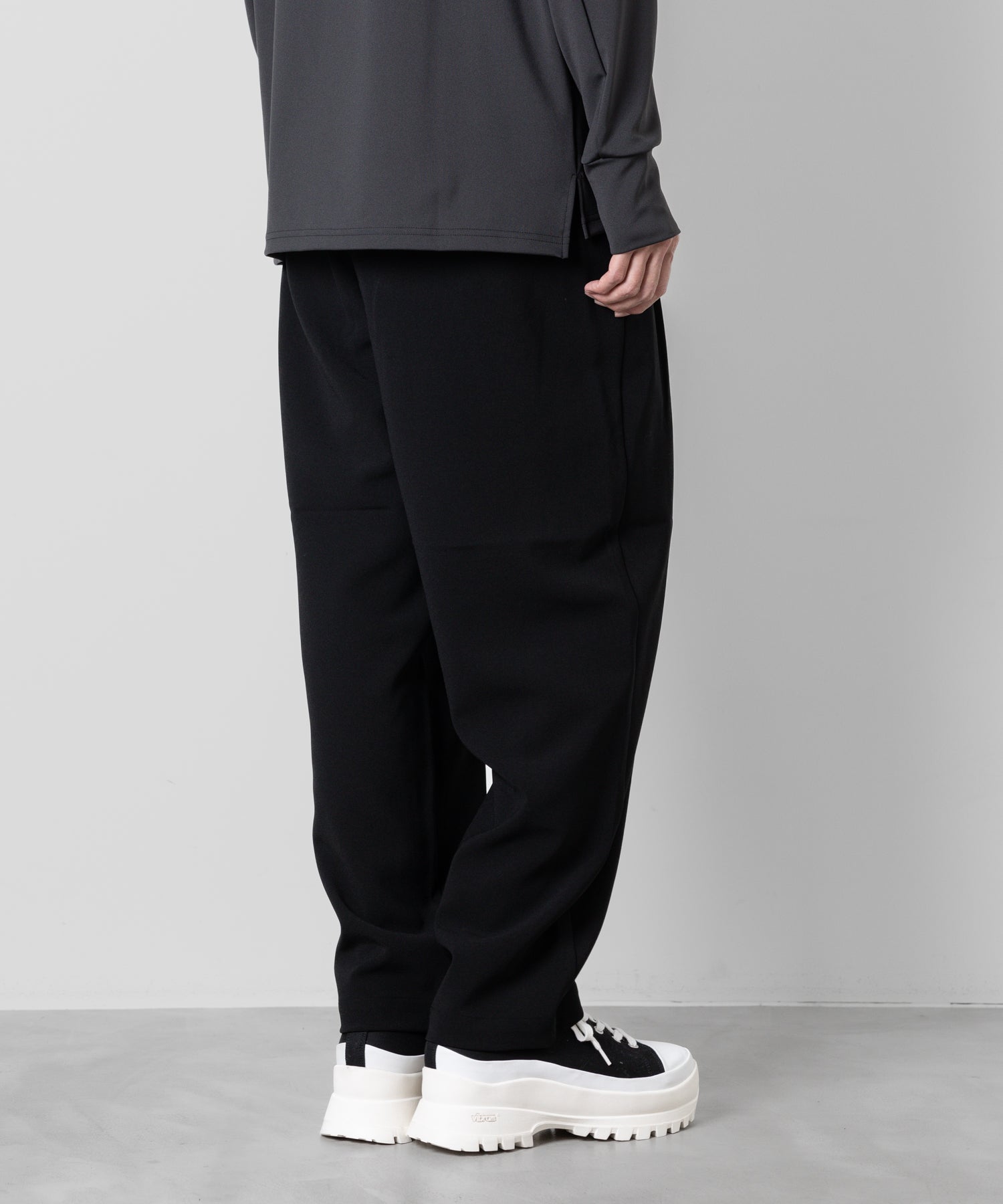 ATTACHMENT(アタッチメント)のPE STRETCH DOUBLE CLOTH BELTED TAPERED FIT TROUSERSのBLACK