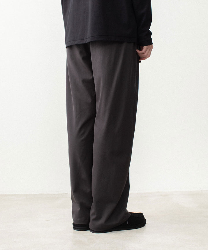 ATTACHMENT アタッチメントのWASHABLE HIGH TWIST GABARDINE EASY BUCKLE BALLOON TROUSERS - KHAKI GRAYの公式通販サイトsession福岡セレクトショップ
