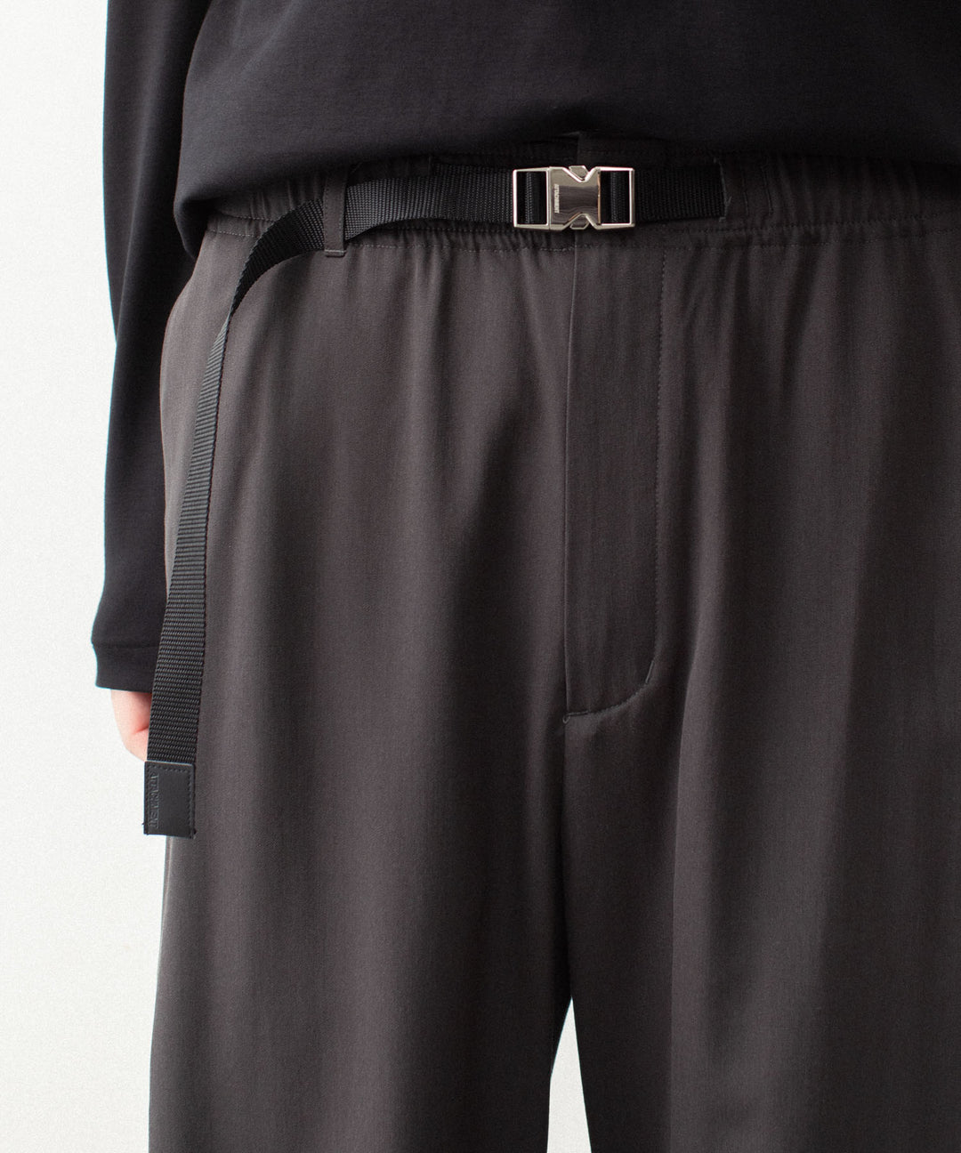 ATTACHMENT アタッチメントのWASHABLE HIGH TWIST GABARDINE EASY BUCKLE BALLOON TROUSERS - KHAKI GRAYの公式通販サイトsession福岡セレクトショップ