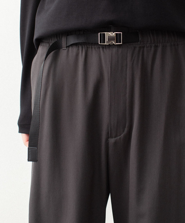 ATTACHMENT アタッチメントのWASHABLE HIGH TWIST GABARDINE EASY BUCKLE BALLOON TROUSERS - KHAKI GRAYの公式通販サイトsession福岡セレクトショップ