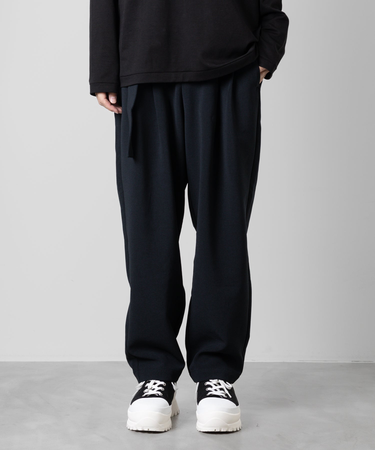 ATTACHMENT(アタッチメント)のPE STRETCH DOUBLE CLOTH BELTED TAPERED FIT TROUSERSのD.NAVY