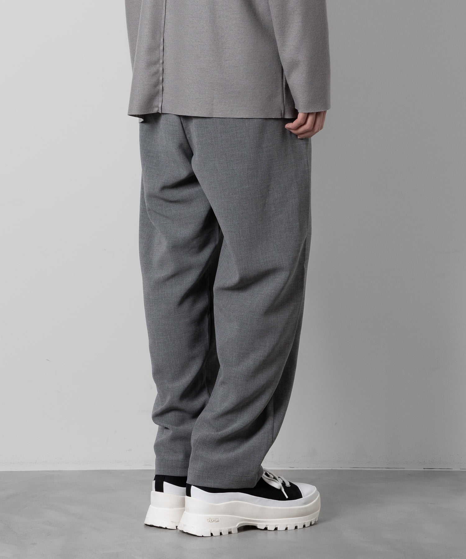 ATTACHMENT(アタッチメント)のPE STRETCH DOUBLE CLOTH BELTED TAPERED FIT TROUSERS のX.GRAY