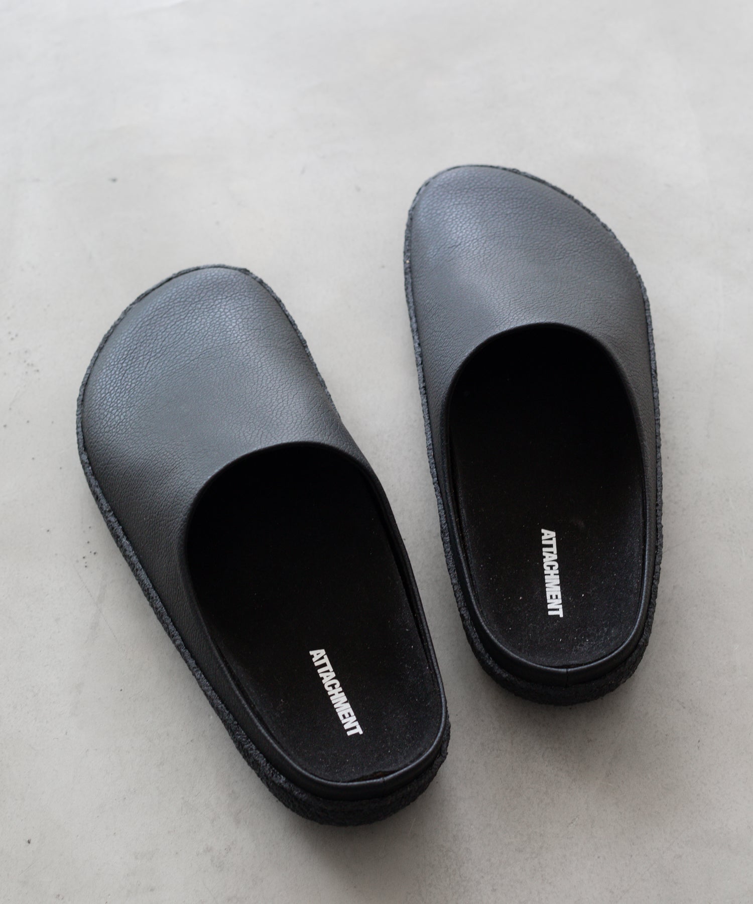 【ATTACHMENT】SYNTHETIC LEATHER MULE - BLACK