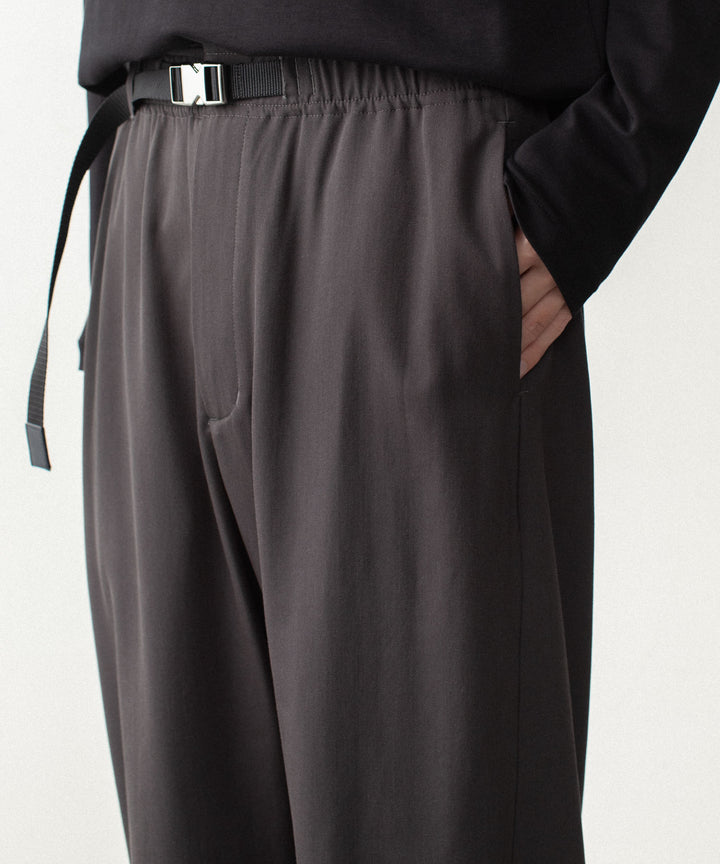 ATTACHMENT アタッチメントのWASHABLE HIGH TWIST GABARDINE EASY BUCKLE BALLOON TROUSERS - KHAKI GRAYの公式通販サイトsession福岡セレクトショップ
