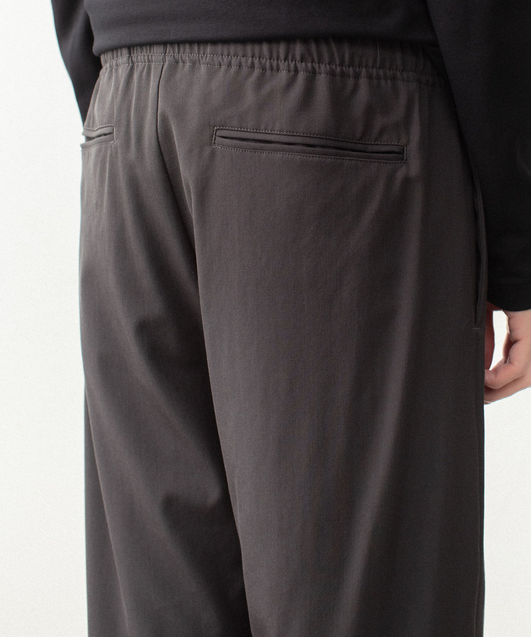 ATTACHMENT アタッチメントのWASHABLE HIGH TWIST GABARDINE EASY BUCKLE BALLOON TROUSERS - KHAKI GRAYの公式通販サイトsession福岡セレクトショップ