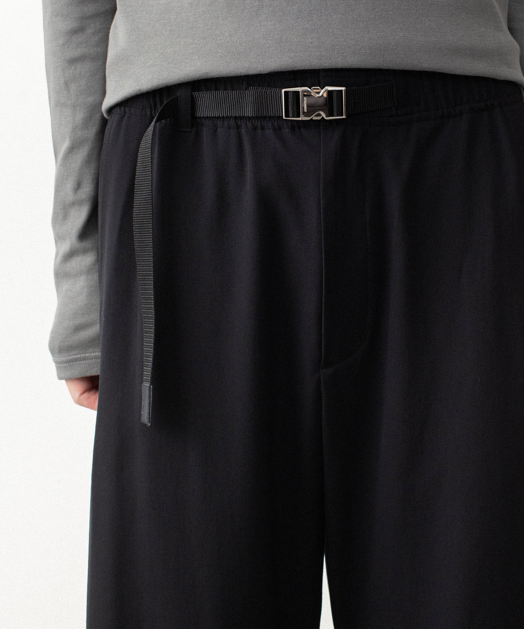 ATTACHMENT アタッチメントのWASHABLE HIGH TWIST GABARDINE EASY BUCKLE BALLOON TROUSERS - BLACKの公式通販サイトsession福岡セレクトショップ