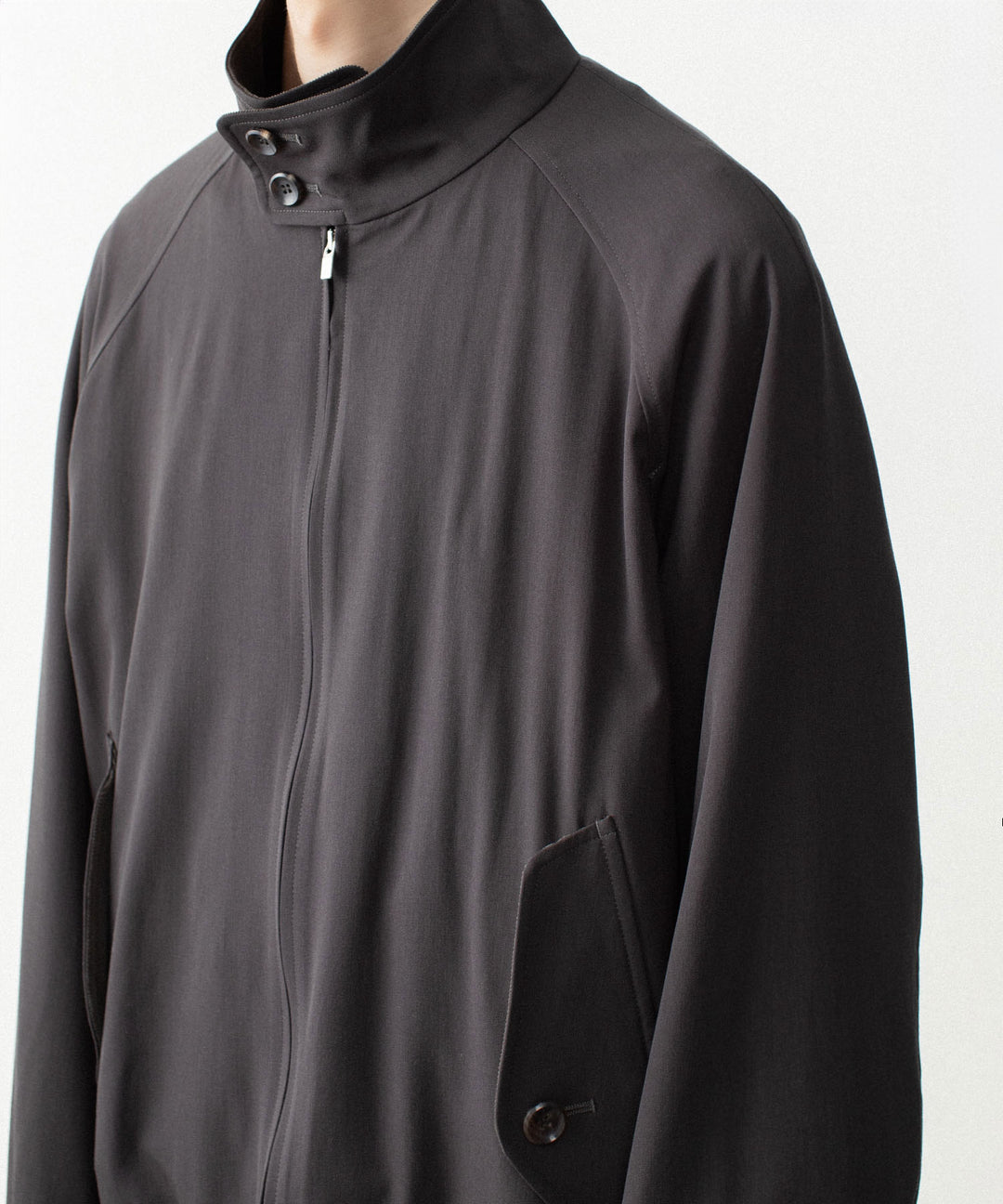 ATTACHMENT アタッチメントのWASHABLE HIGH TWIST GABARDINE HARRINGTON JACKET - KHAKI GRAYの公式通販サイトsession福岡セレクトショップ