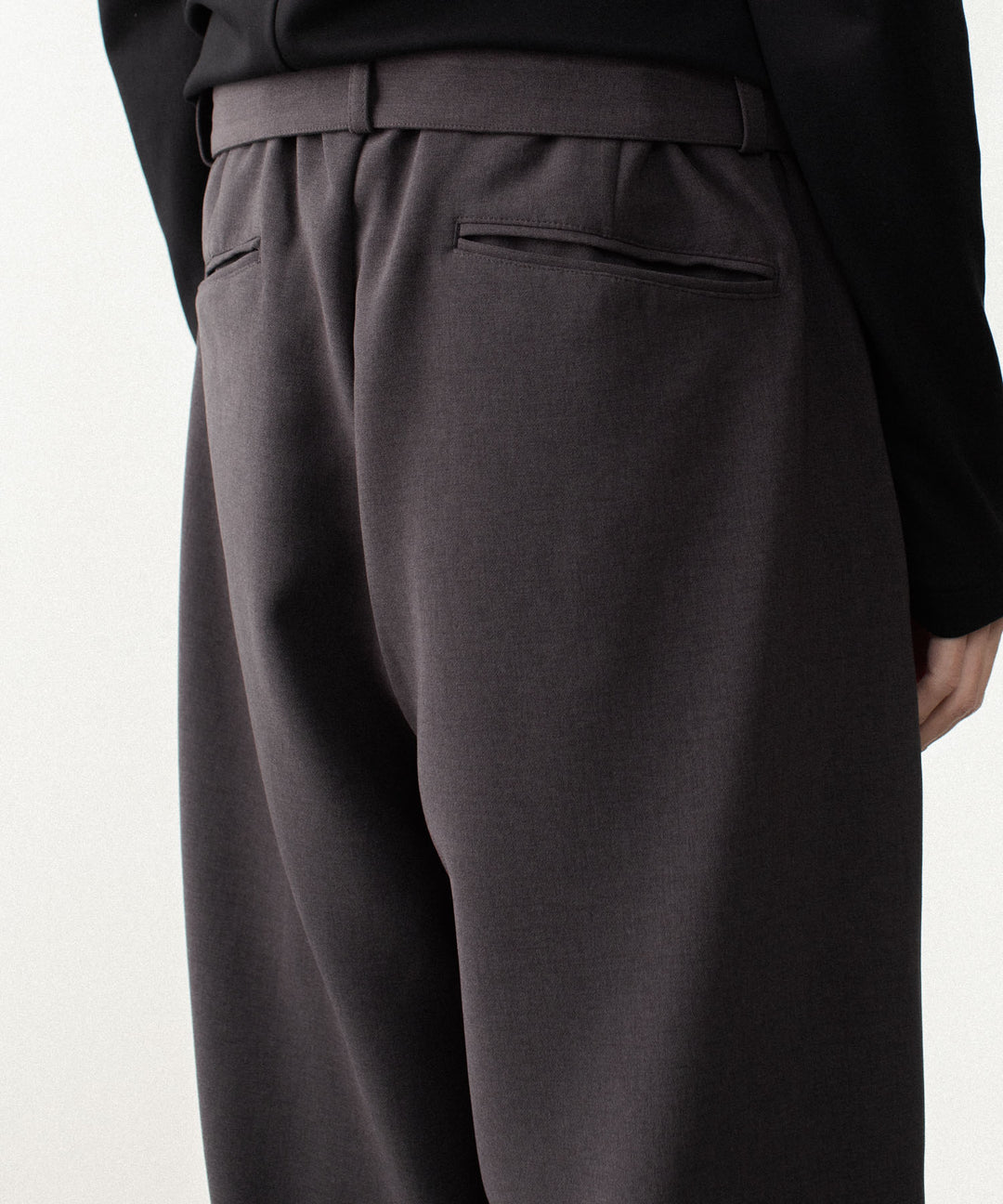 ATTACHMENT アタッチメントのPE STRETCH DOUBLE CLOTH CROSS TUCK TROUSERS - D.KH GRAYの公式通販サイトsession福岡セレクトショップ