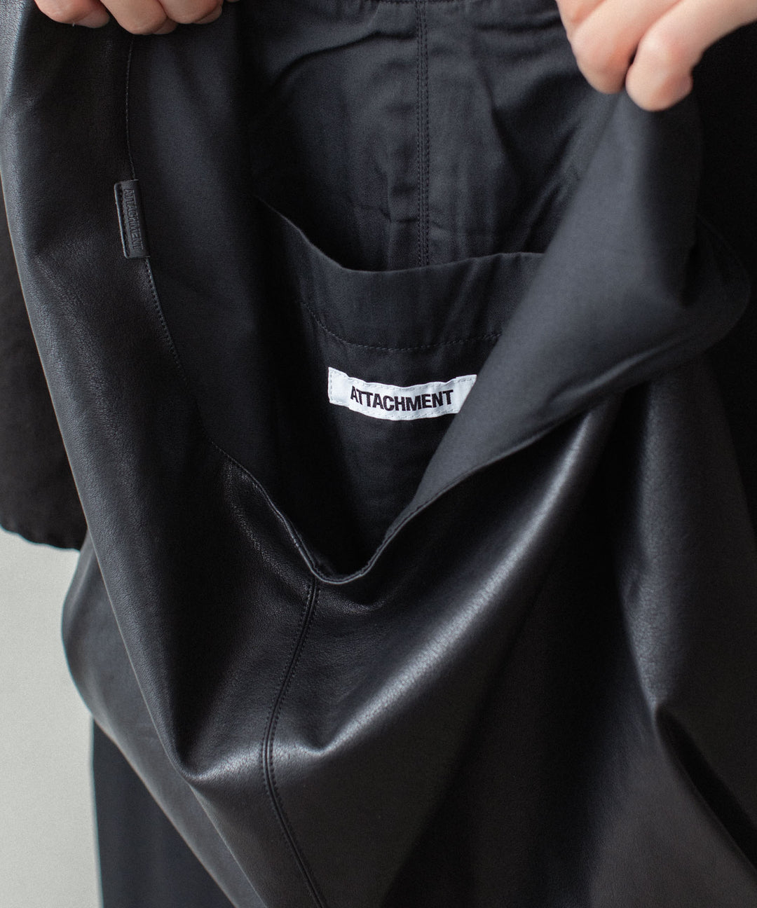 ATTACHMENT アタッチメントのSYNTHETIC LEATHER SMALL SHOPPING BAG - BLACKの公式通販サイトsession福岡セレクトショップ