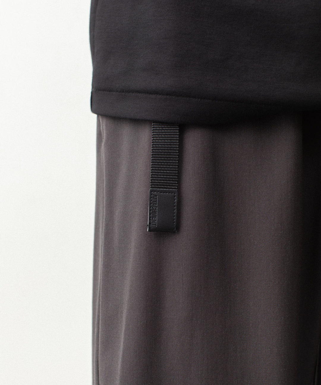 ATTACHMENT アタッチメントのWASHABLE HIGH TWIST GABARDINE EASY BUCKLE BALLOON TROUSERS - KHAKI GRAYの公式通販サイトsession福岡セレクトショップ