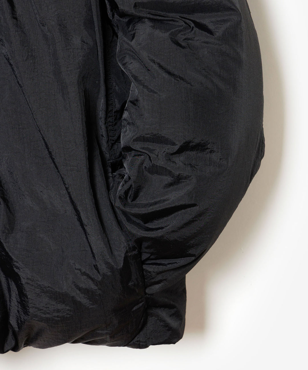 ATTACHMENT アタッチメントのNY TAFFETA HOODED DOWN JACKET - BLACKの公式通販サイトsession福岡セレクトショップ