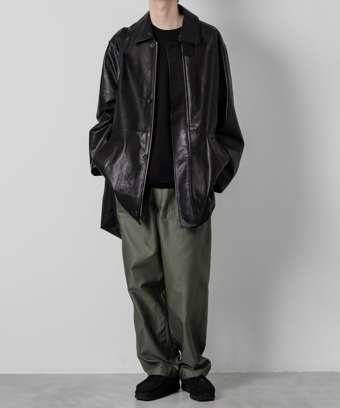 INTÉRIM/インテリムのGIZA BACK SATIN BAKER PANTSのOLIVE