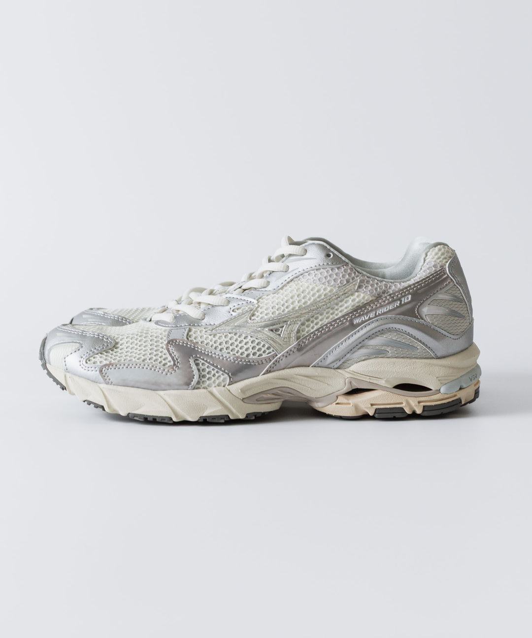 MIZUNO ミズノのWAVE RIDER 10のWHITE×LIGHT BEIGE×SILVER公式通販サイトsession福岡セレクトショップ 