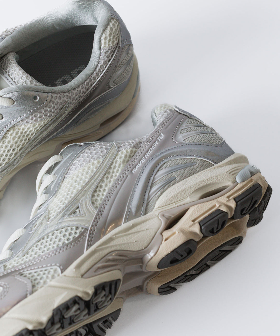 MIZUNO-ミズノのWAVE RIDER 10のWHITE×LIGHT BEIGE×SILVER公式通販サイトsession福岡セレクトショップ 