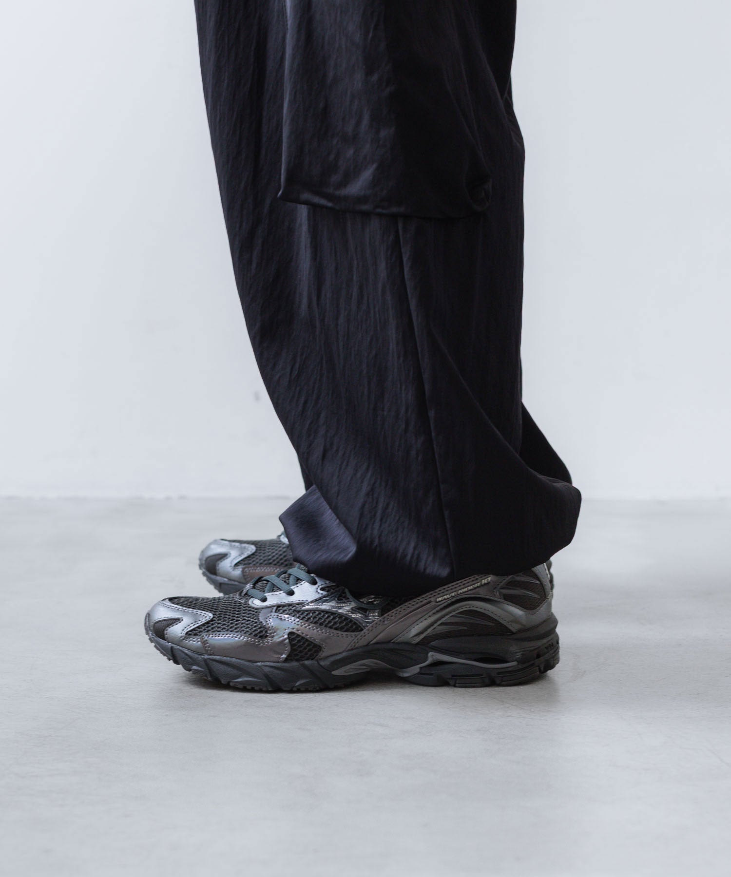 MIZUNO ミズノWAVE RIDER 10のBLACK×BLACK×METALLIC GREY 公式通販サイトsession福岡セレクトショップ