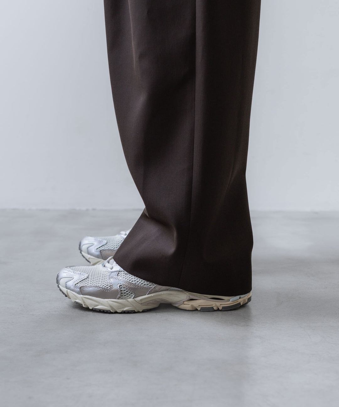 MIZUNO-ミズノのWAVE RIDER 10のWHITE×LIGHT BEIGE×SILVER公式通販サイトsession福岡セレクトショップ 