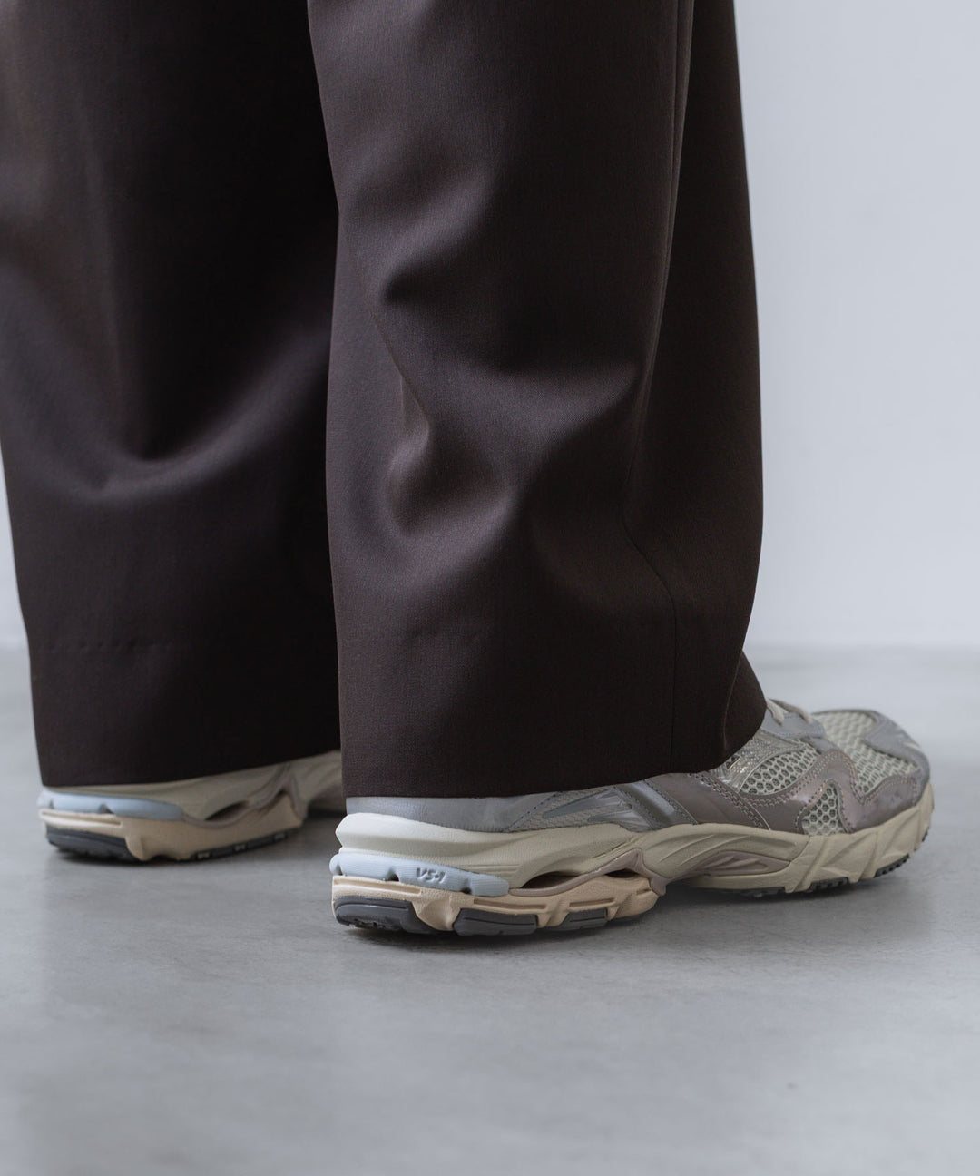 MIZUNO-ミズノのWAVE RIDER 10のWHITE×LIGHT BEIGE×SILVER公式通販サイトsession福岡セレクトショップ 