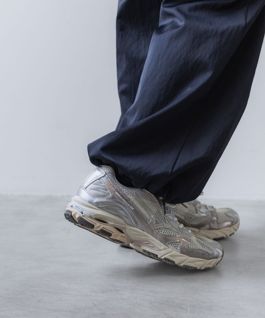 MIZUNO-ミズノのWAVE RIDER 10のWHITE×LIGHT BEIGE×SILVER公式通販サイトsession福岡セレクトショップ 