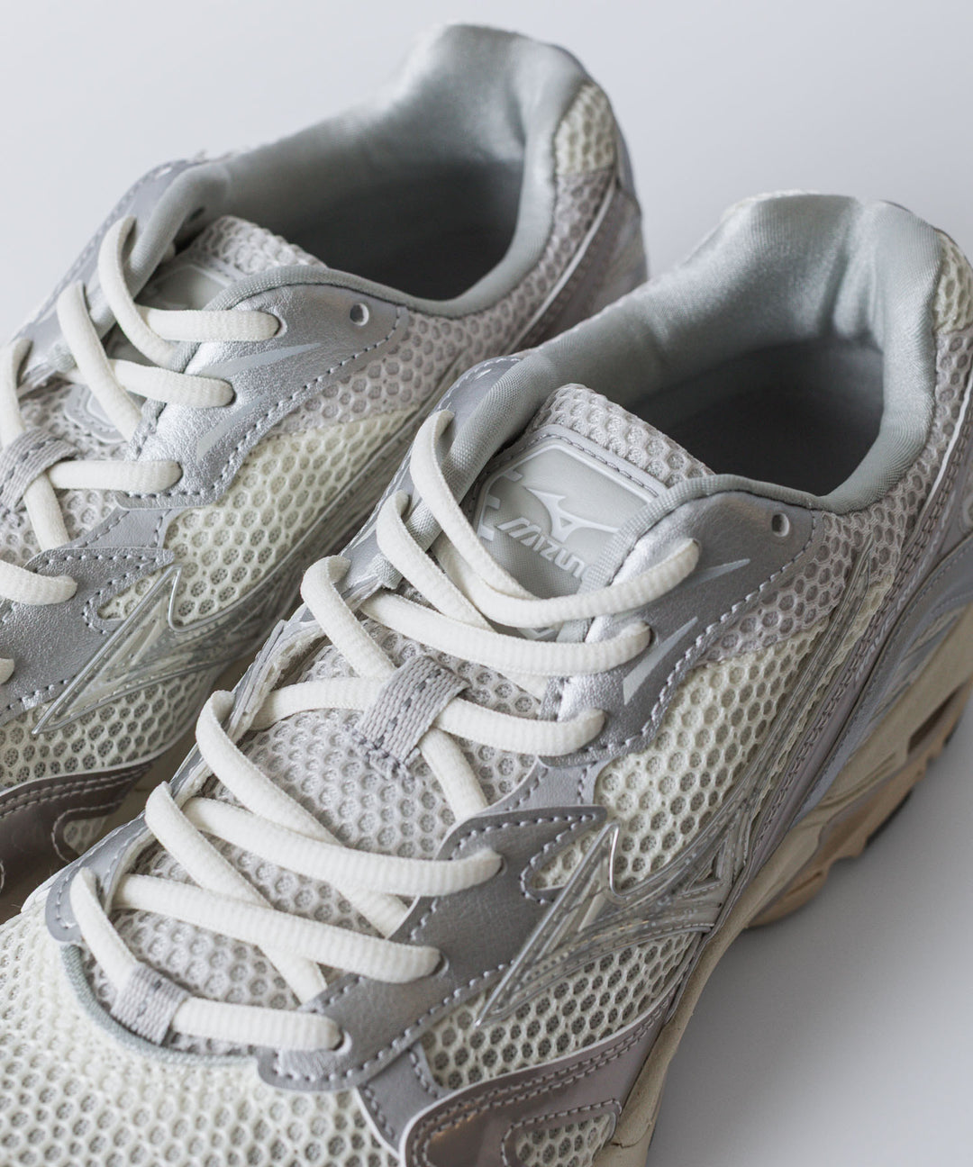 MIZUNO-ミズノのWAVE RIDER 10のWHITE×LIGHT BEIGE×SILVER公式通販サイトsession福岡セレクトショップ 