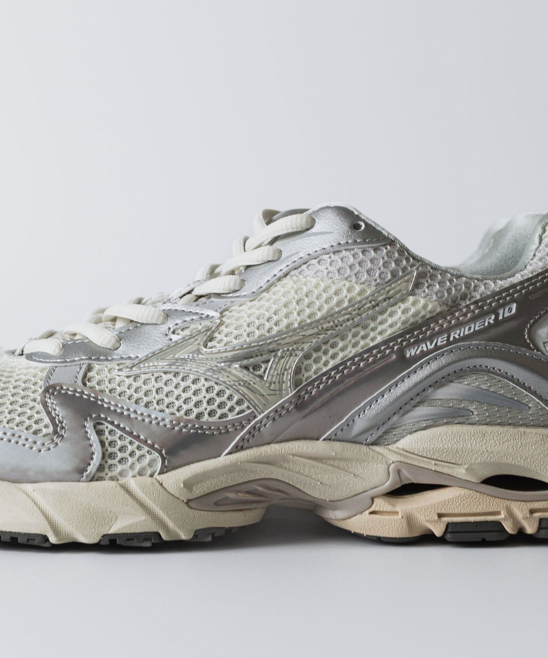 MIZUNO-ミズノのWAVE RIDER 10のWHITE×LIGHT BEIGE×SILVER公式通販サイトsession福岡セレクトショップ 