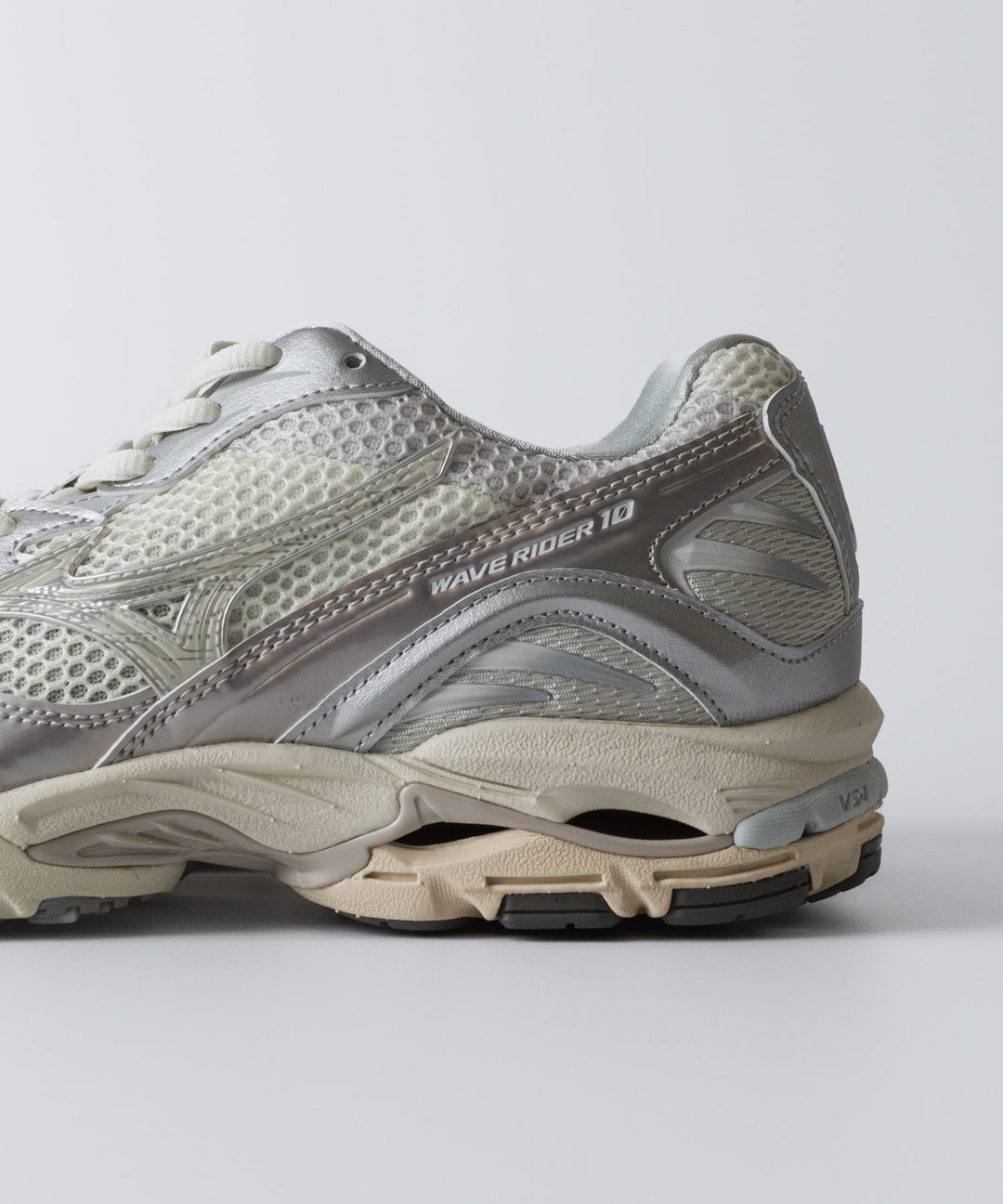 MIZUNO-ミズノのWAVE RIDER 10のWHITE×LIGHT BEIGE×SILVER公式通販サイトsession福岡セレクトショップ 
