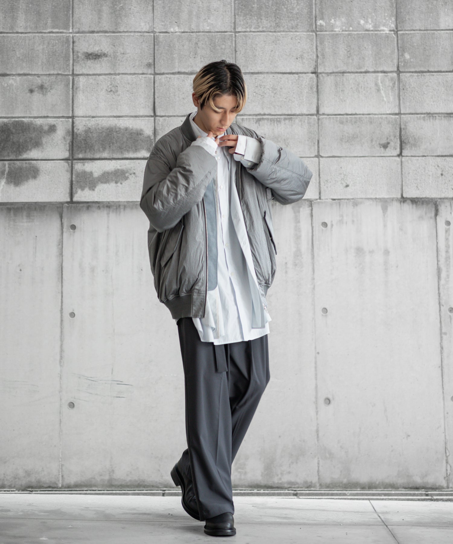 ATTACHMENT(アタッチメント)のPE/RY STRETCH TROPICAL BELTED WIDE TROUSERSのD.GRAY