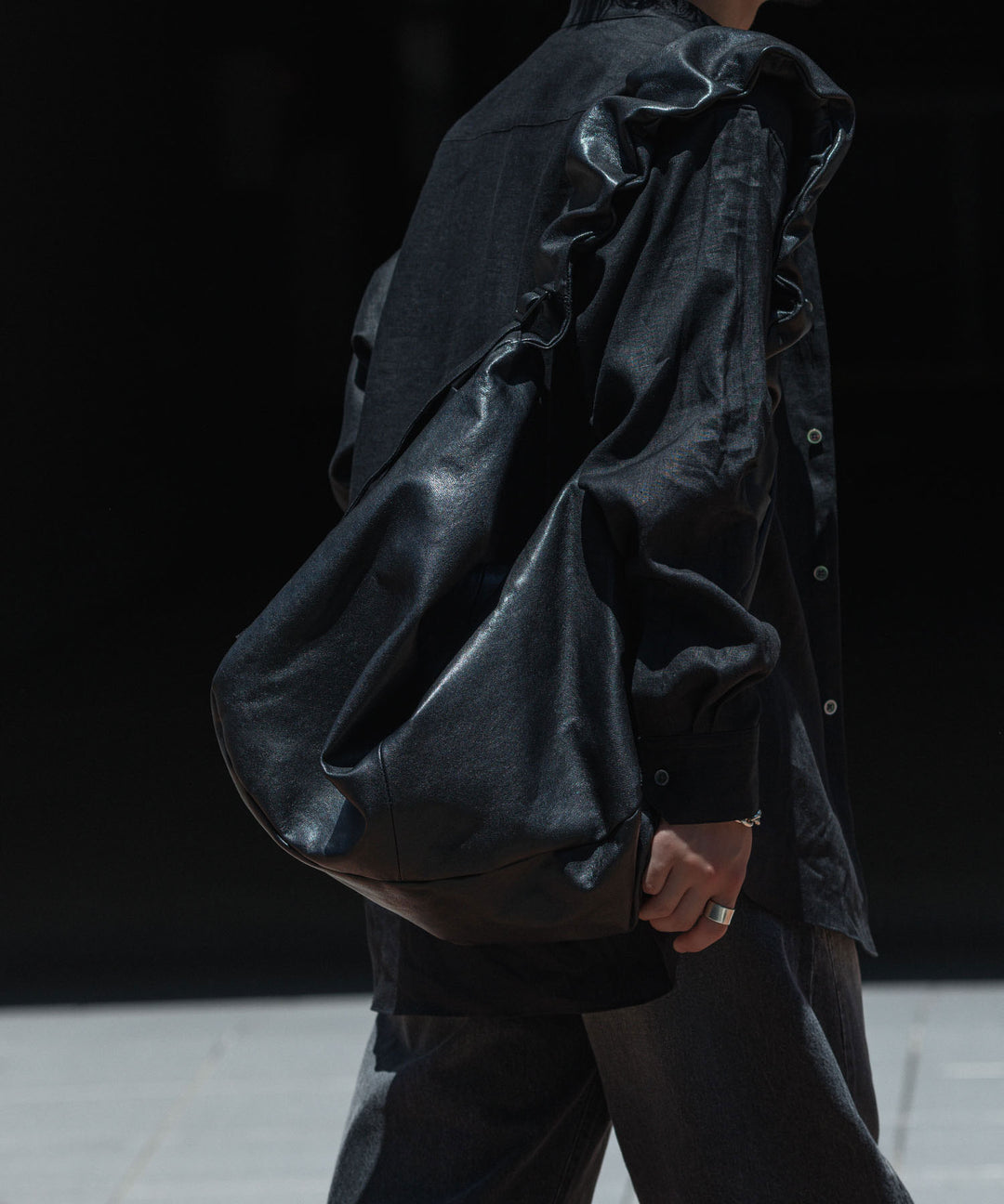 ssstein(シュタイン)のGOAT LEATHER SHIRRING HANDLE SHOULDER BAG - BLACKの公式通販サイトsession福岡セレクトショップ