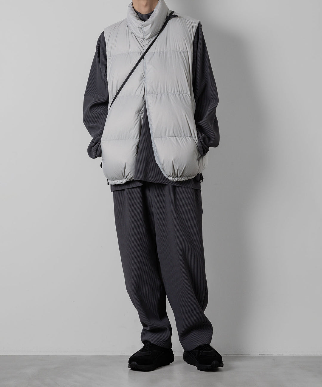 stein(シュタイン)のGRADATION PLEATS TWO TUCK TROUSERSのN.GREY
