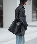 画像をギャラリービューアに読み込む, 【ssstein】GOAT LEATHER SHOULDER BAG - BLACK
