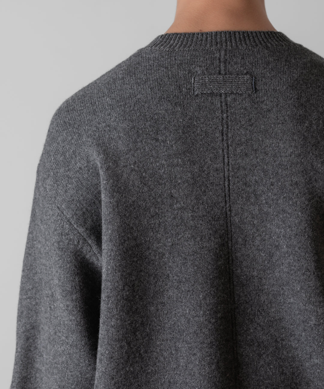 ssstein(シュタイン)のEXTRA FINE WOOL KNIT CURVE SLEEVE LS - DARK GREYの公式通販サイトsession福岡セレクトショップ