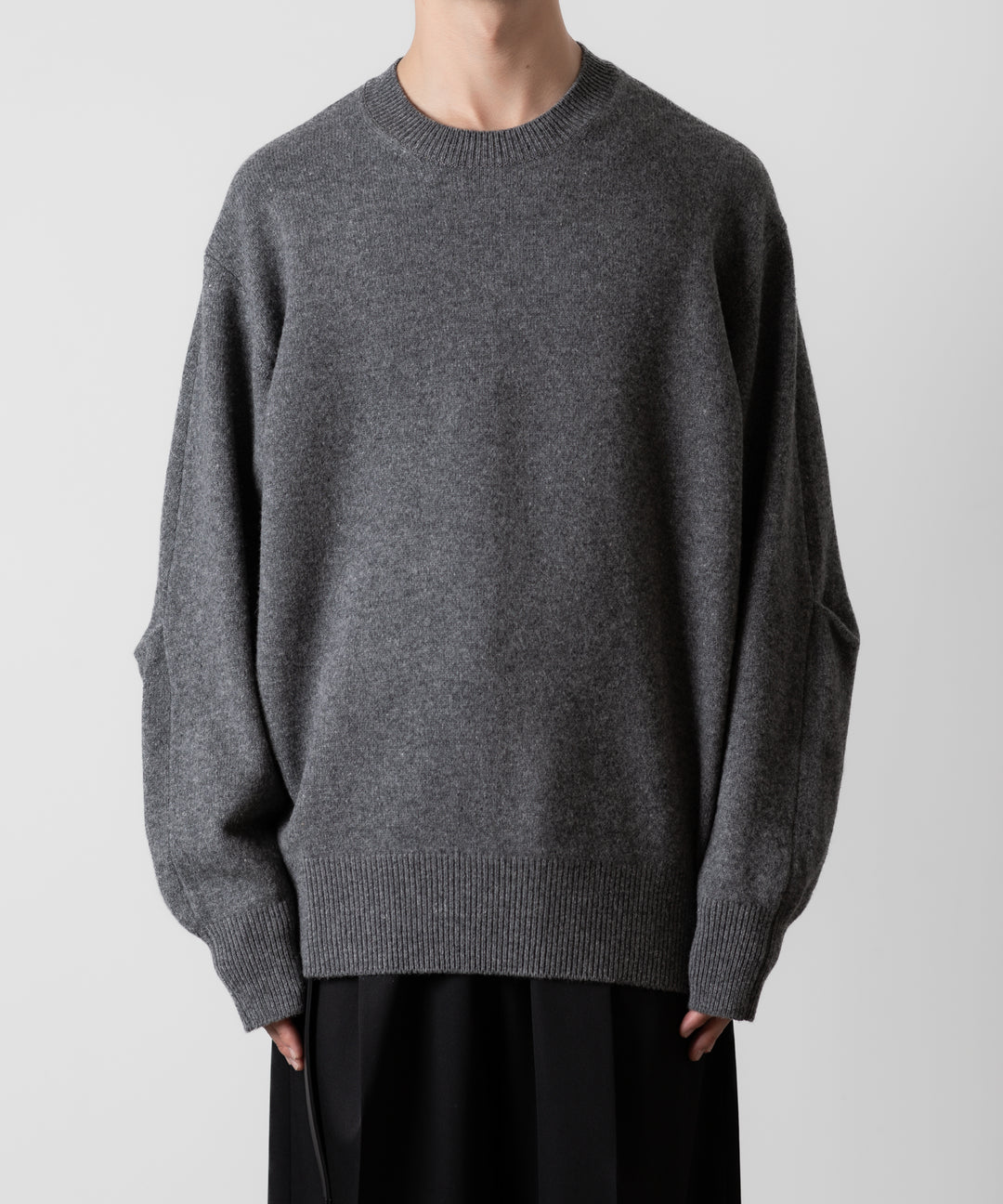 ssstein(シュタイン)のEXTRA FINE WOOL KNIT CURVE SLEEVE LS - DARK GREYの公式通販サイトsession福岡セレクトショップ
