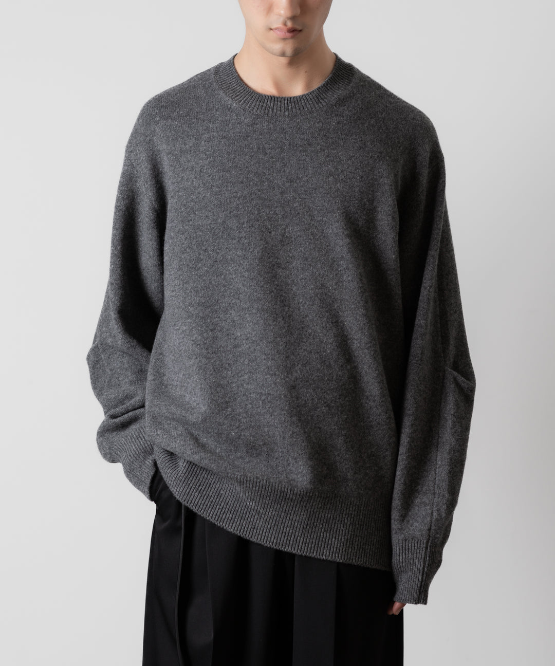 ssstein(シュタイン)のEXTRA FINE WOOL KNIT CURVE SLEEVE LS - DARK GREYの公式通販サイトsession福岡セレクトショップ
