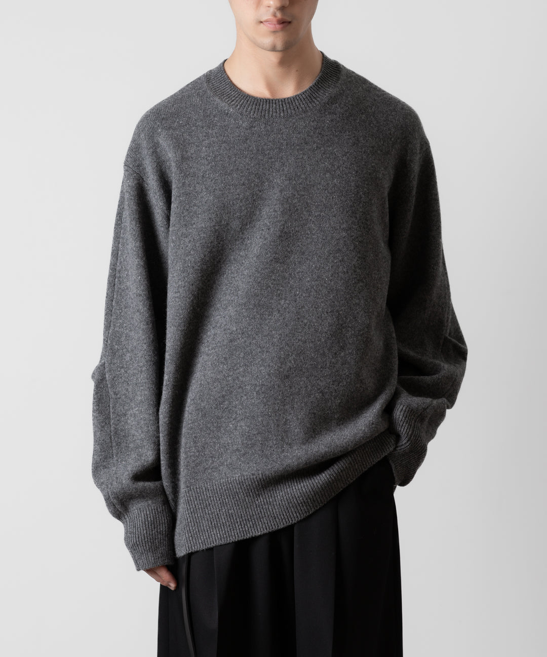 ssstein(シュタイン)のEXTRA FINE WOOL KNIT CURVE SLEEVE LS - DARK GREYの公式通販サイトsession福岡セレクトショップ