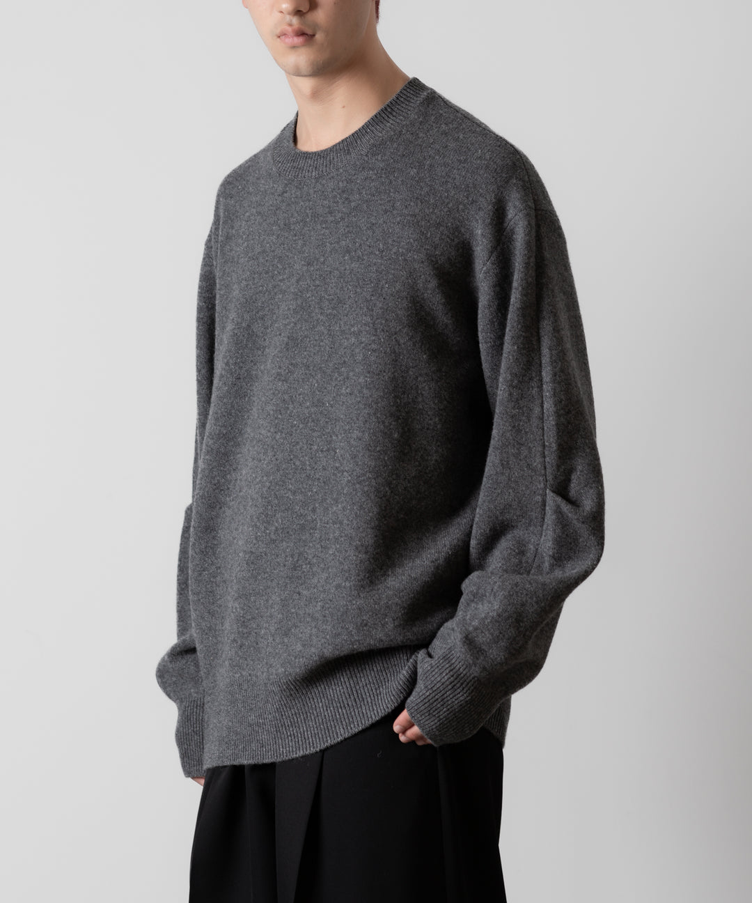 ssstein(シュタイン)のEXTRA FINE WOOL KNIT CURVE SLEEVE LS - DARK GREYの公式通販サイトsession福岡セレクトショップ