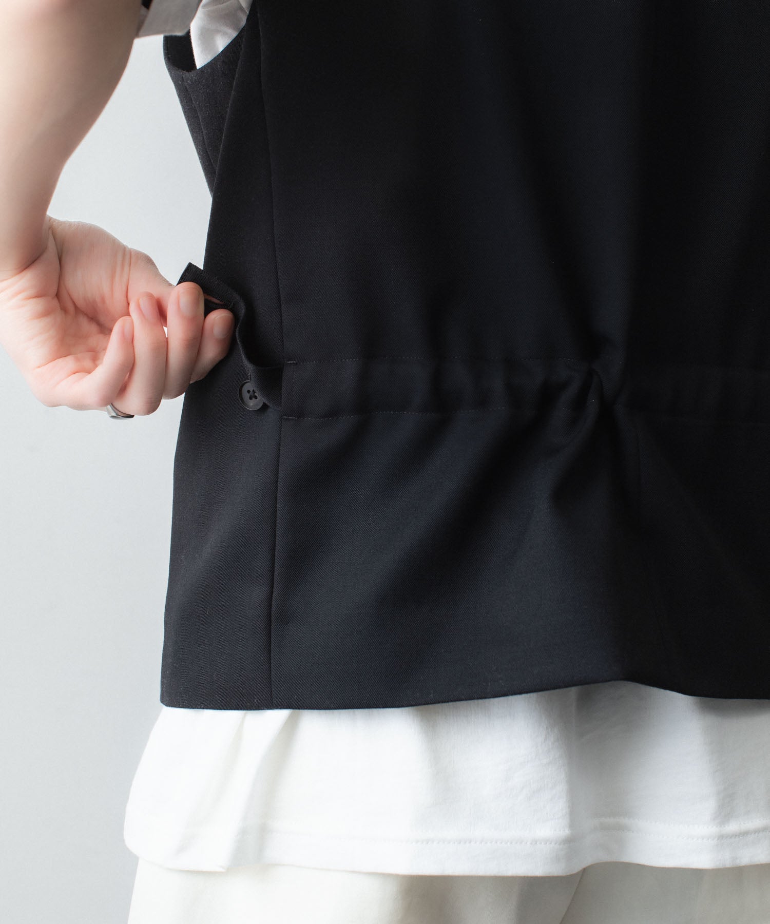 ssstein / シュタイン】WOOL GABARDINE BELTED VEST - BLACK | 公式